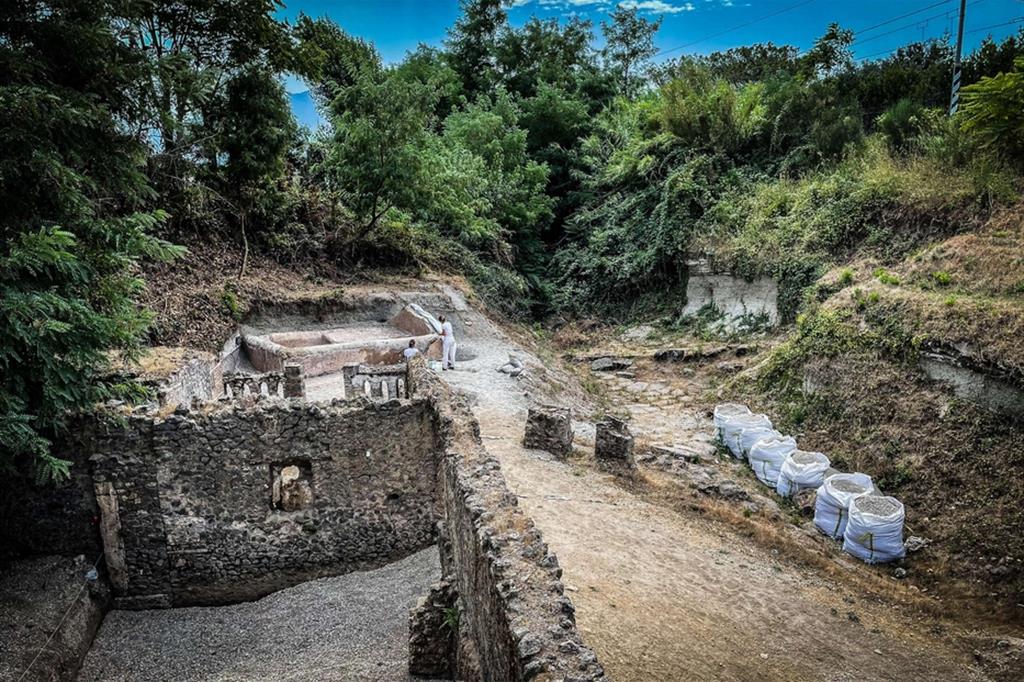 Pompei, rinvenuta una tomba con resti umani e suppellettili presso la necropoli di Porta Sarno - Ansa