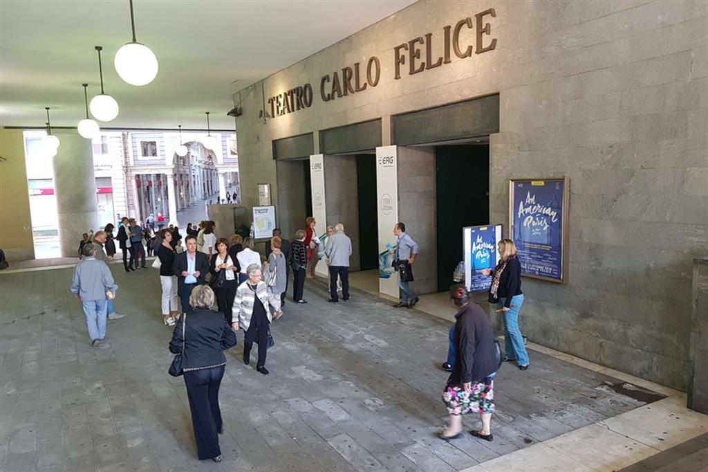 L'ingresso del teatro Carlo Felice a Genova