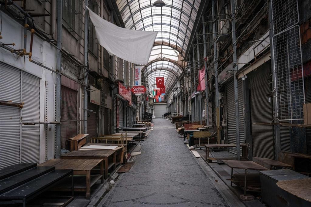 Il bazar di Eminonu a Istanbul: ieri sera è scattato il lockdown