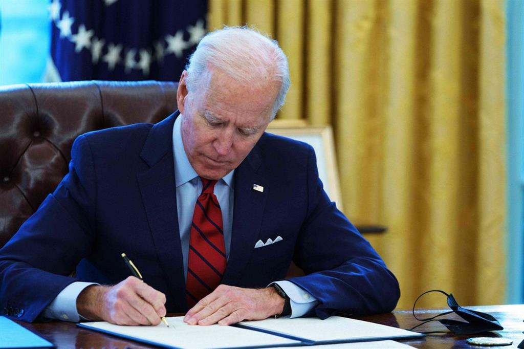 Biden firma gli ordini esecutivi sulla sanità