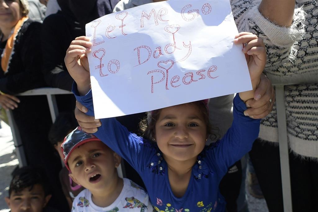 "Lasciatemi andare da papà": il cartello esposto da due bambini durante la visita del Papa a Lesbo del 14 aprile 2016