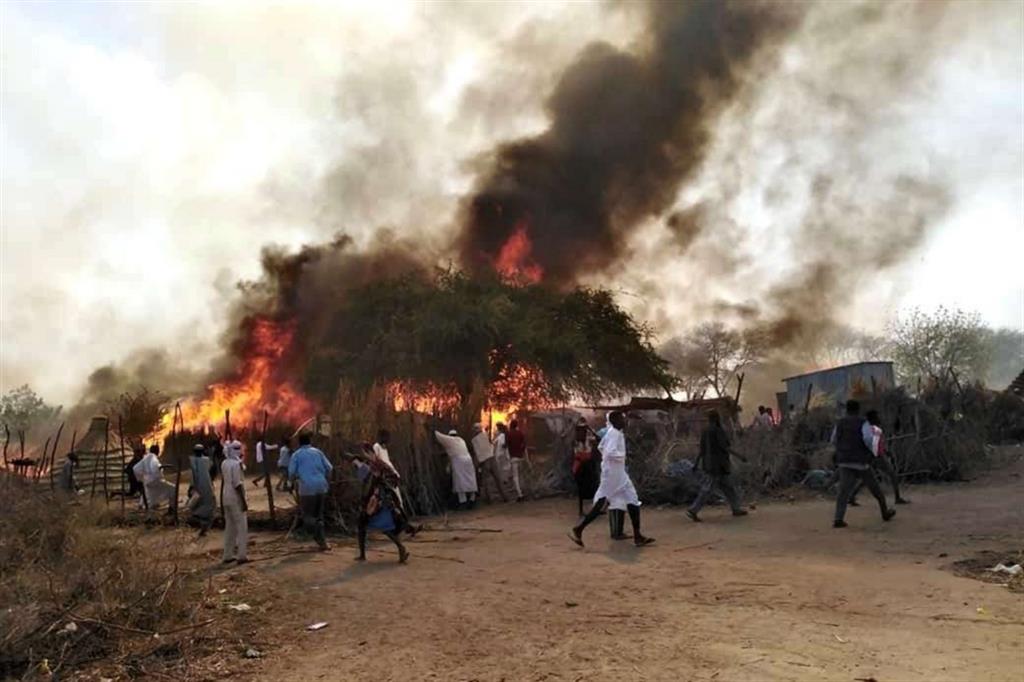 Abitazioni in fiamme alla periferia di Geneina, capitale del Darfur Occidentale
