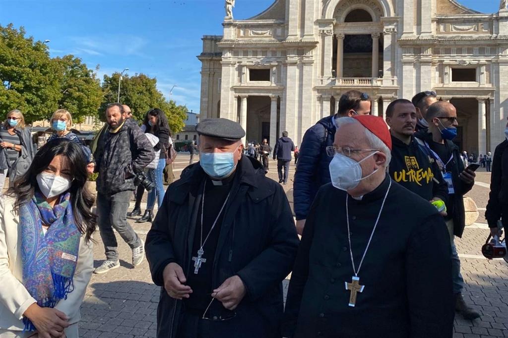 Il cardinale Bassetti con monsignor Sorrentino e la sindaca di Assisi Proietti davanti alla Basilica della Porziuncola - Ufficio stampa arcidiocesi di Perugia