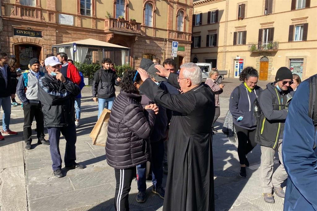 Il cardinale Bassetti benedice due pellegrini davanti alla chiesa di San Michele Arcangelo di Bastia - Ufficio stampa arcidiocesi di Perugia