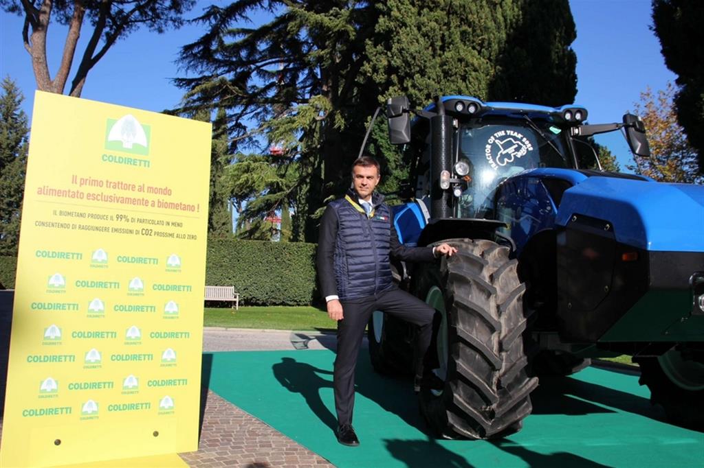 Il presidente della Coldiretti, Ettore Prandini, accanto al trattore a biometano