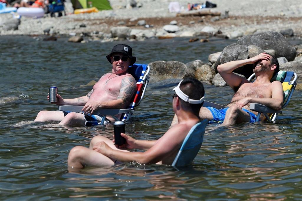 Bagnanti trovano ristoro durante l'ondata di caldo eccezionale che ha colpito la British Columbia