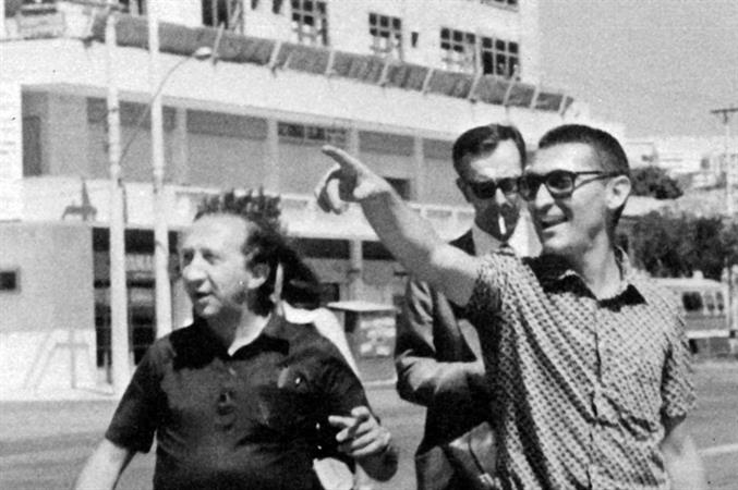 Don Luigi Giussani, a sinistra, con Pigi Bernareggi e, dietro, don Franco Ricci negli anni Sessanta