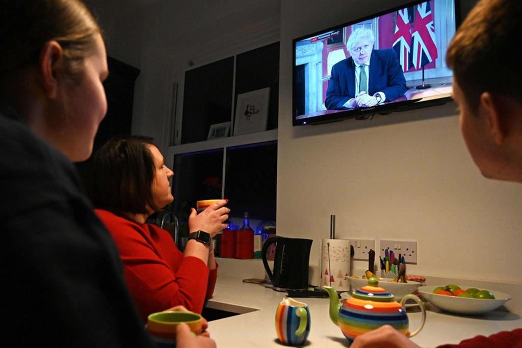Una famiglia di Liverpool ascolta Boris Johnson in Tv