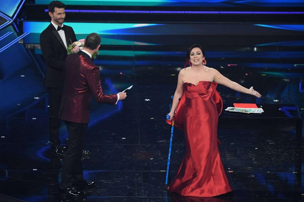 Antonella Ferrari, attrice, affetta da sclerosi multipla, sul palco dell'Ariston insieme ad Amadeus