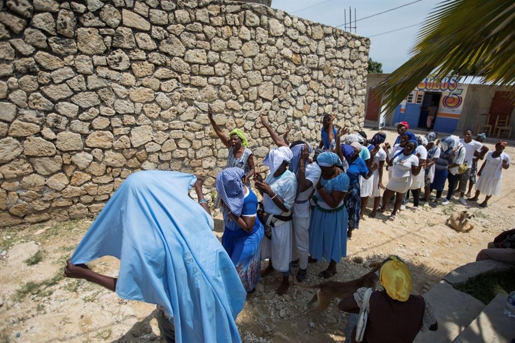 Fedeli in processione per chiedere la liberazione dei religiosi rapiti ad Haiti