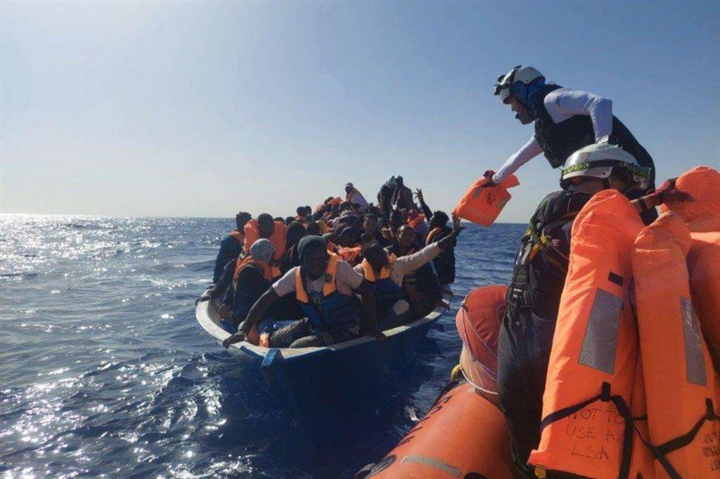 Un'operazione di salvataggio effettuata ieri nel Mediterraneo
