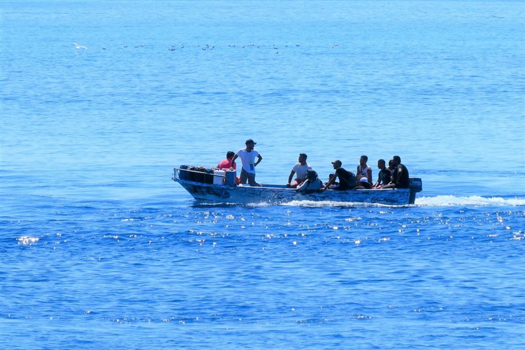 Migranti su un'imbarcazione nel Mediterraneo, in un'immagine d'archivio
