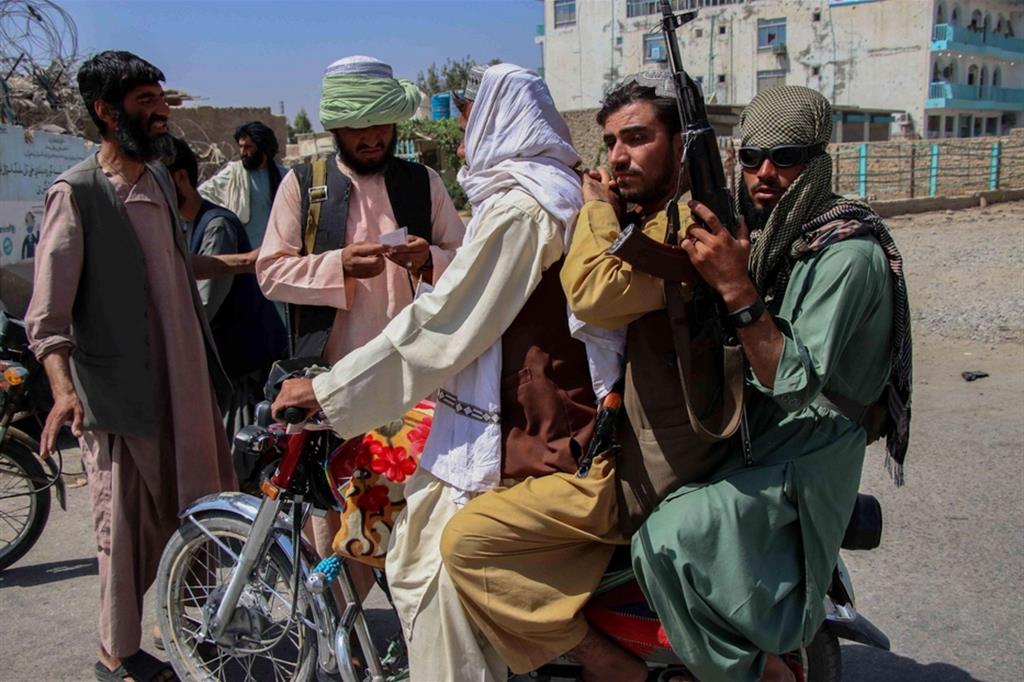 I taleban pattugliano le strade di Kandahar, in Afghanistan