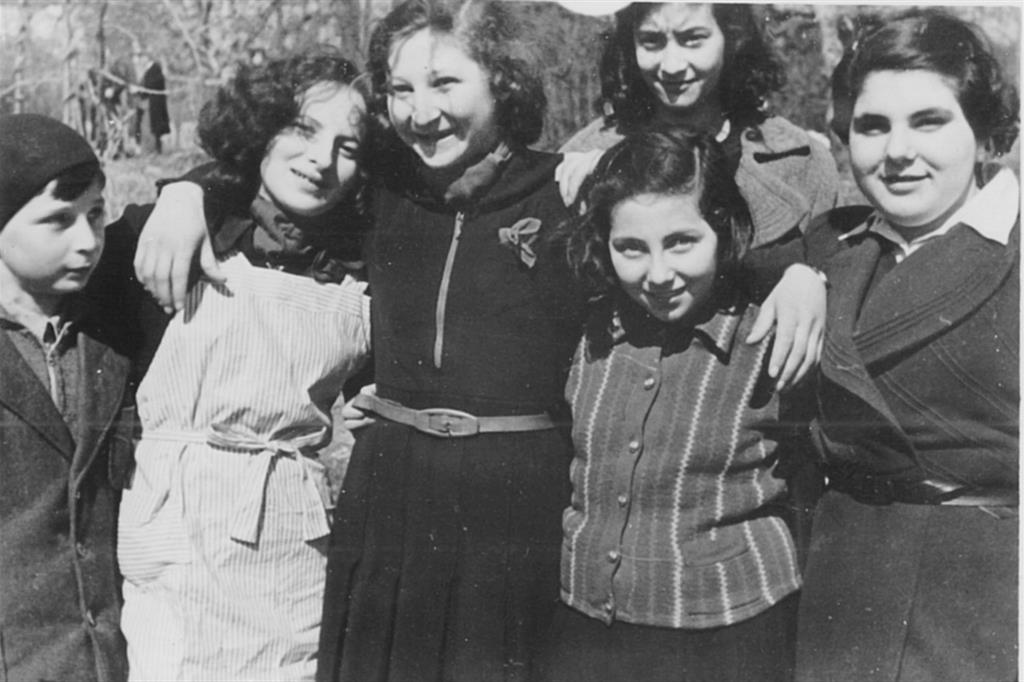 Un gruppo di giovani ebrei rifugiati a Villa Emma a Nonantola, durante la Seconda guerra mondiale. Alla vicende ha dedicato importanti ricerche lo storico Klaus Voigt, recentemente scomparso