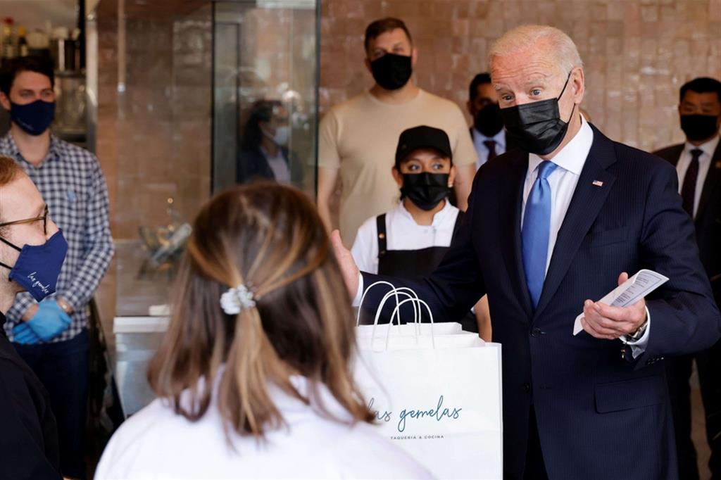 Il presidente Usa Joe Biden accolto dallo staff di un'impresa di ristorazione nella zona di Union Market a Washington