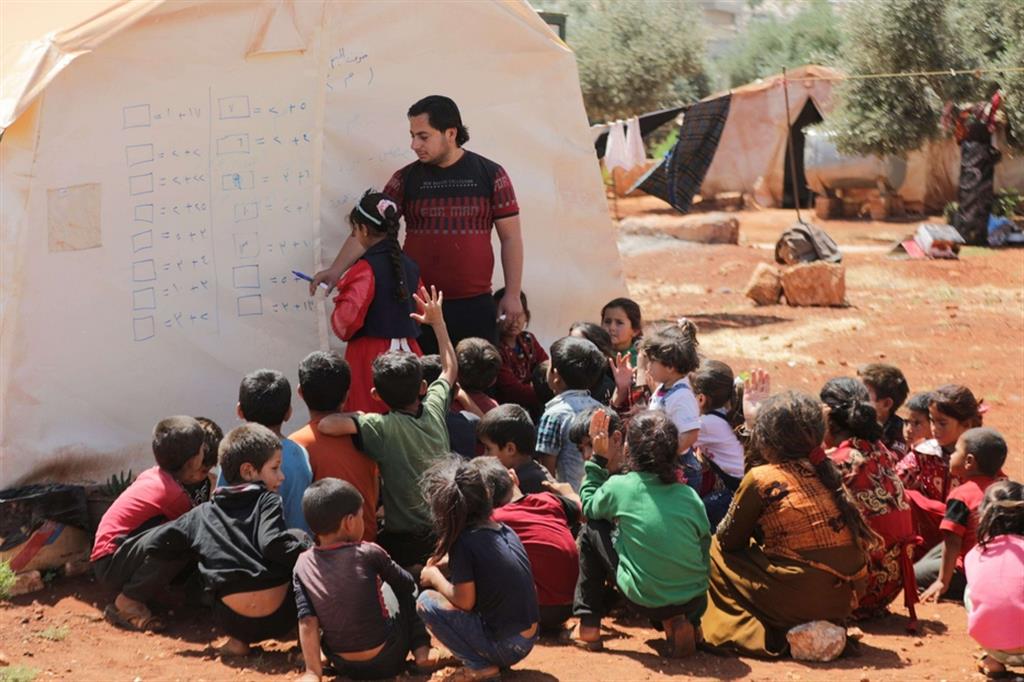 Bambini a lezione in un campo profughi a Idlib