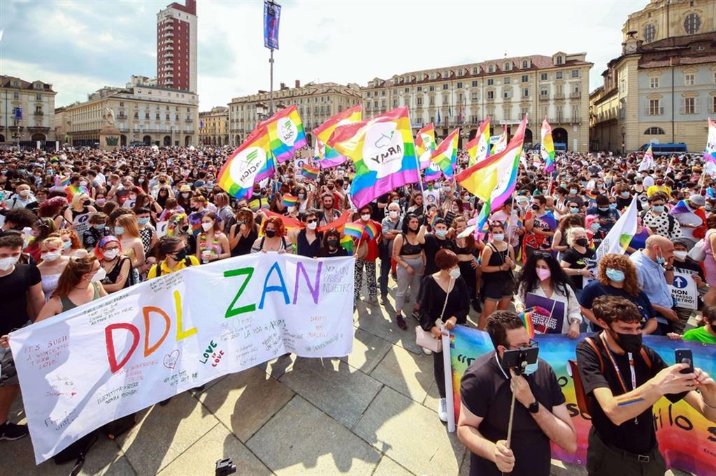 La manifestazione di Torino a sostegno della legge Zan il 5 giugno