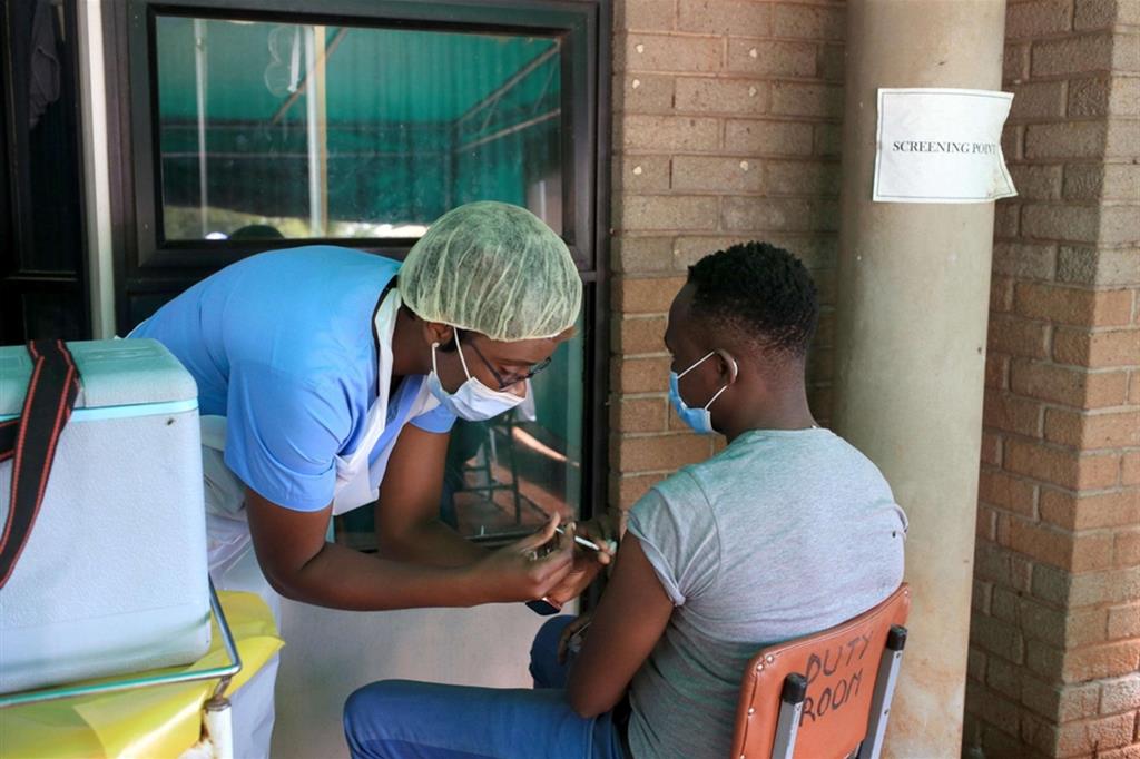 Vaccinazioni in corso in un ospedale dello Zimbabwe