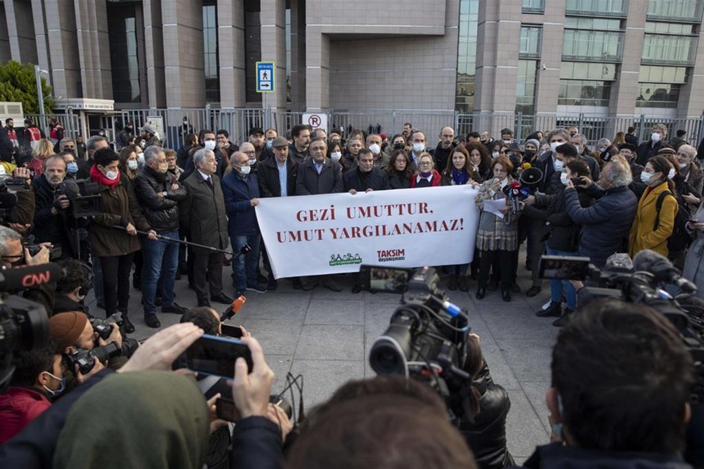 Momento di protesta a Istanbul prima della sentenza