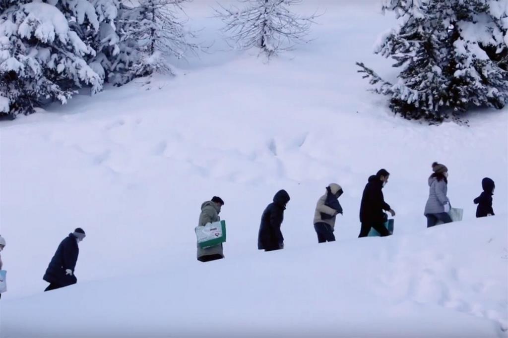 Migranti nella neve a Sauze d'Oulx, in fondo alla Val  di Susa, mentre procedono verso il confine: uomini, donne e bambini