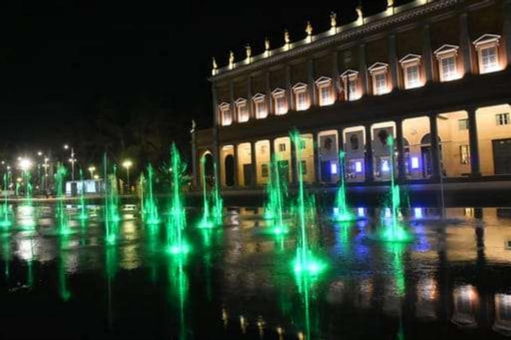 La fontana del Valli di Reggio Emilia illuminata di verde - Ufficio stampa del Comune di Reggio Emilia