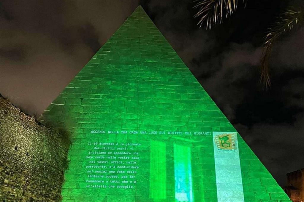 La Piramide Cestia, nel VIII Municipio di Roma illuminata di verde con la scritta #Ioaccolgo