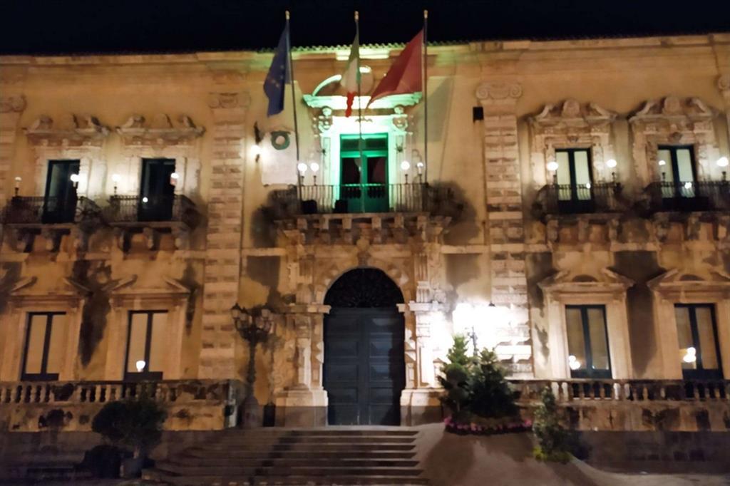 Il Municipio di Acireale illumina di Speranza e di Solidarietà la notte - .