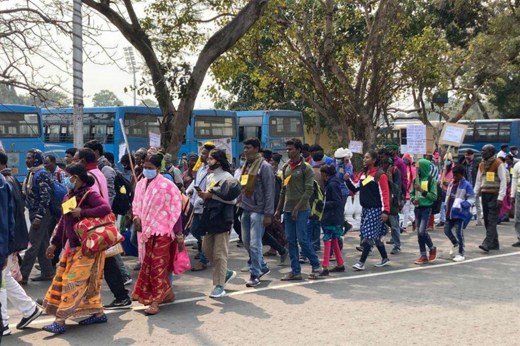 Un gruppo di lavoratori indiani in attesa di lasciare la stazione dei bus di Calcutta