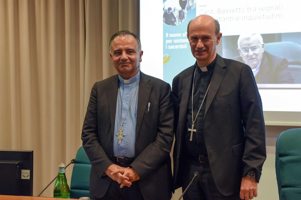 Il segretario generale della Cei Stefano Russo (a destra) e il vicepresidente Erio Castellucci, arcivescovo-abate di Modena-Nonantola, vescovo di Carpi, hanno presentato il Comunicato finale in conferenza stampa