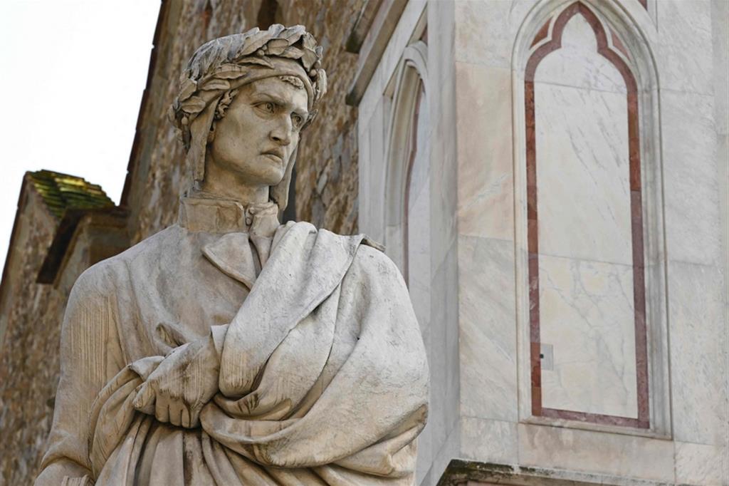 Il monumento a Dante Alighieri in Piazza Santa Croce a Firenze