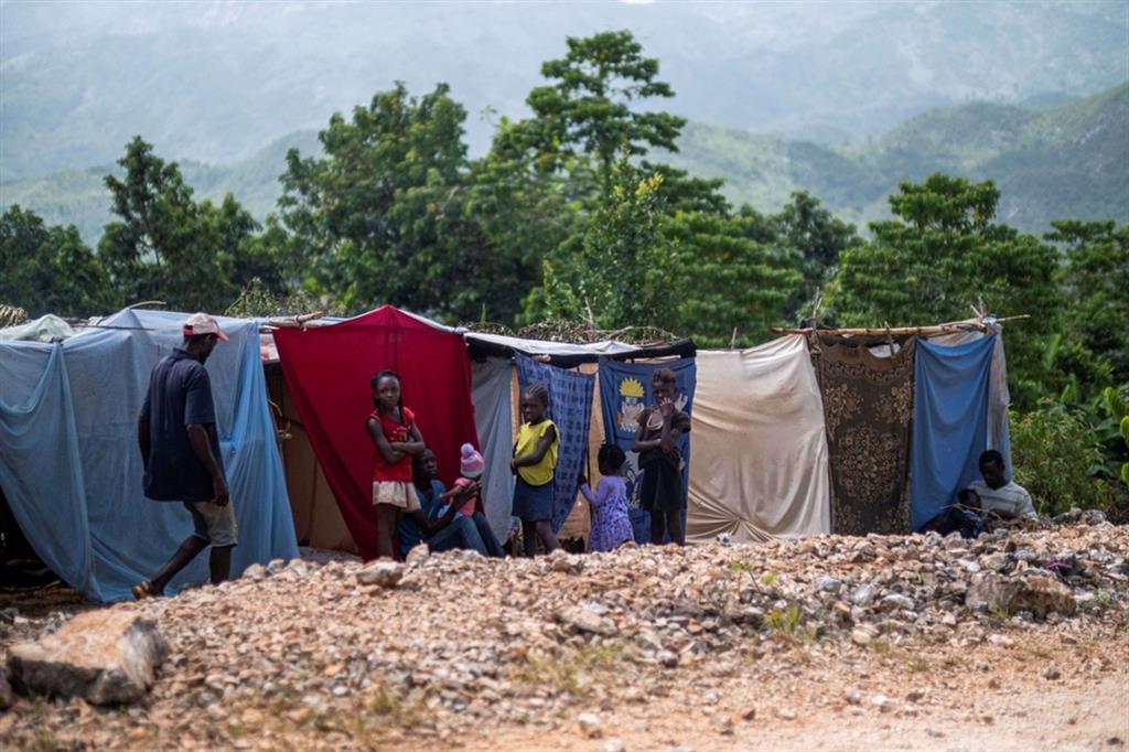 Uno dei tanti campi di fortuna tirati su dagli haitiani rimasti senza tetto dopo il terremoto