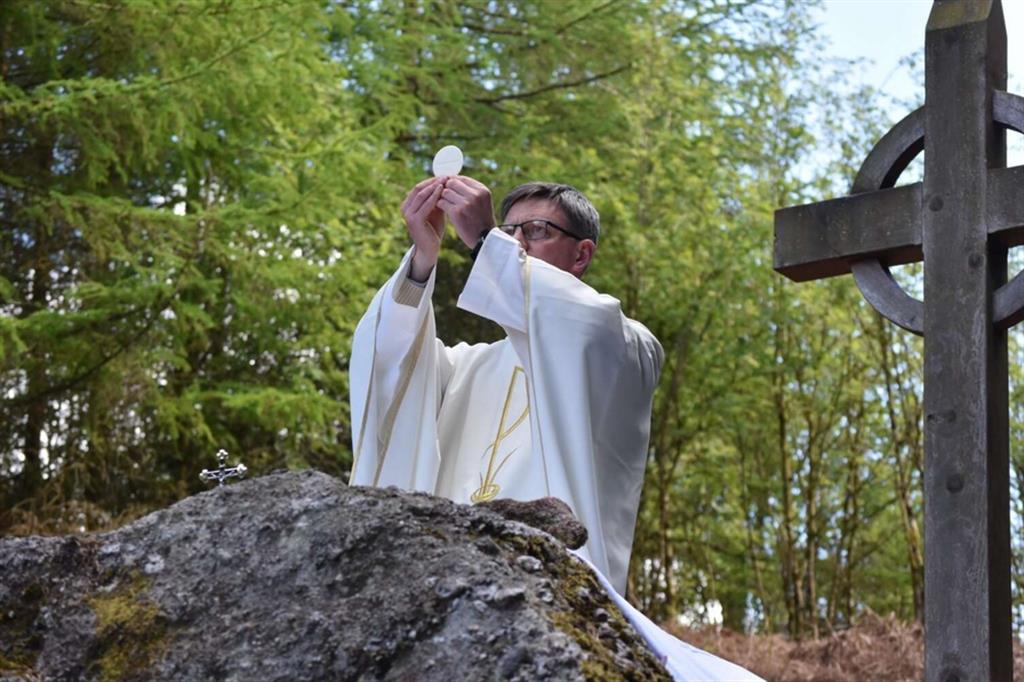 Sacerdote irlandese celebra la Messa su un altare di pietra