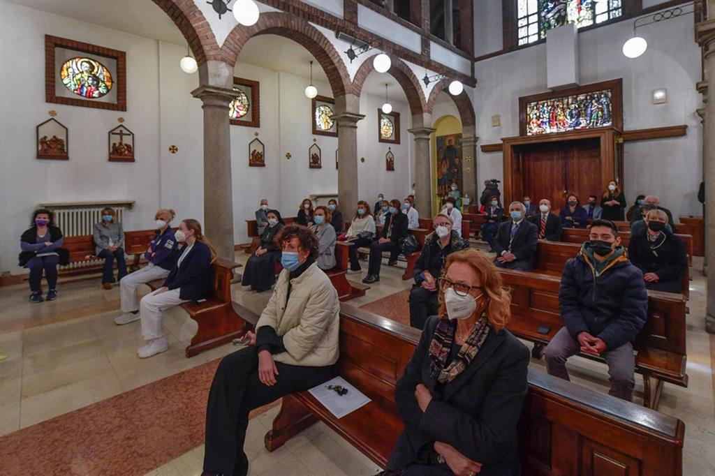 La Messa con le misure anti-Covid in una chiesa dell’arcidiocesi di Milano