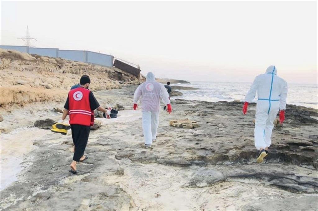 Quattordici cadaveri di migranti sono stati ritrovati sulla spiaggia di Zawia in Libia. Lo segnala la portavoce dell'Oim Safa Msehli su Twitter, 3 luglio 2021