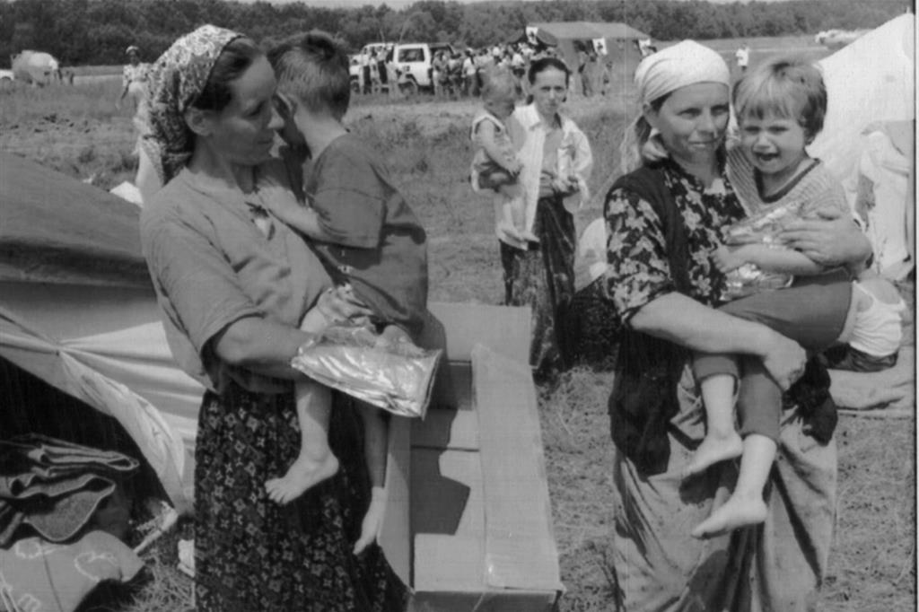 1995 - Srebrenica - Msf, dopo la caduta della cosiddetta «zona protetta Onu» denuncia la strage di 8.000 civili da parte delle truppe serbe