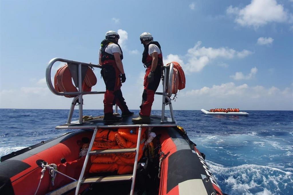 2015 - I profughi - Per la prima volta Msf opera in mare con tre navi da salvataggio in assistenza ai tantissimi migranti diretti in Italia, Grecia e Spagna