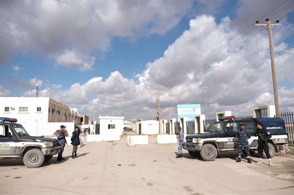 Forze di sicurezza davanti alla sede della Commissione elettorale di Bengasi
