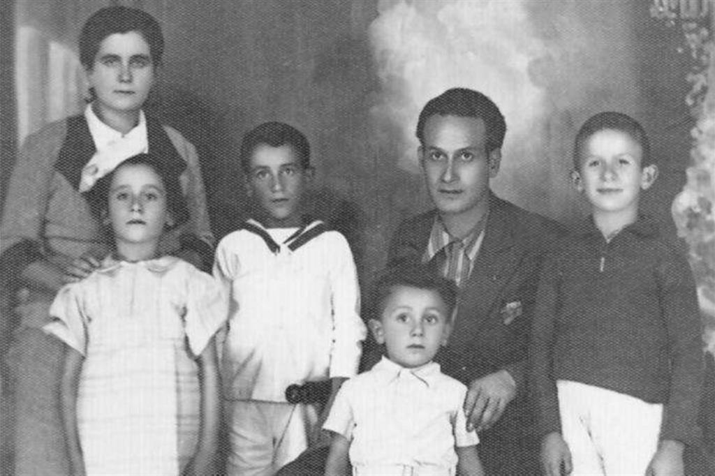 Giuseppina Panzica e la sua famiglia nel 1935. Panzica proprio per la sua attività clandestina venne arrestata nel 1944 e deportata nel campo di concentramento di Ravensbruck, in Germania, dove rimase fino alla liberazione. A lei, il Presidente della Repubblica Sergio Mattarella, ha conferito la Medaglia d’oro al merito civile