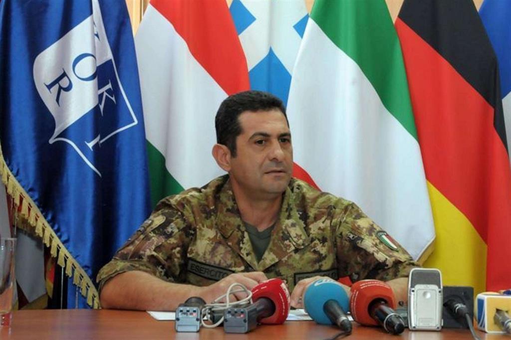 Il Generale di Divisione Francesco Paolo Figliuolo in conferenza stampa a Pristina durante la missione KFOR