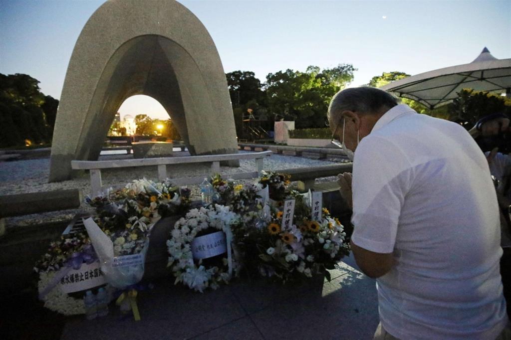 La preghiera al Parco del memoriale della pace di Hiroshima