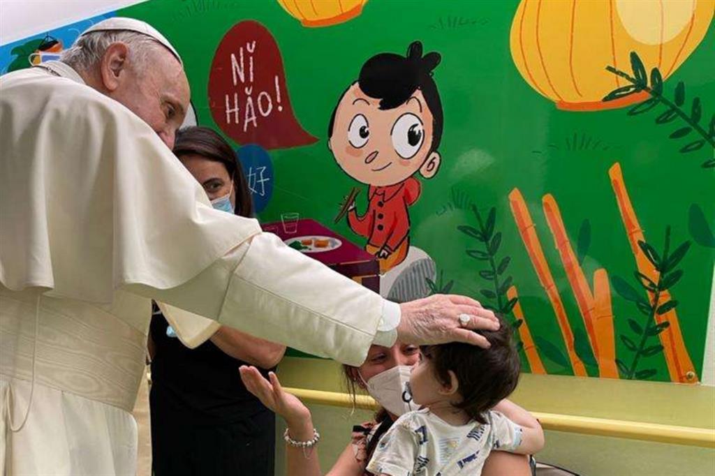 Il Papa prosegue la riabilitazione e prega per gli «allettati»
