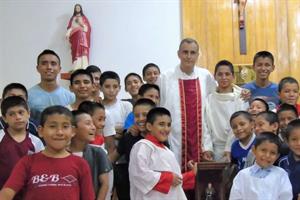 Si finse trafficante d'organi per salvare 14enne: prete premiato in Spagna