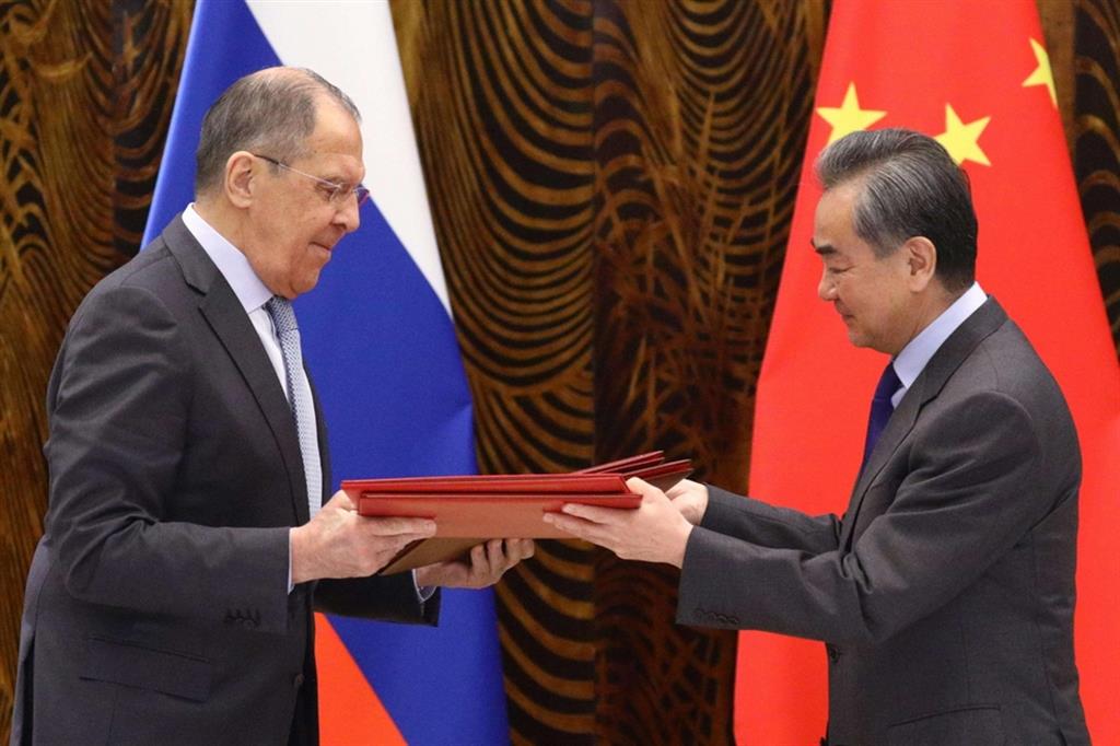 Il ministro degli Esteri russo, Sergeij Lavrov e il collega cinese Wang Yi , ieri a Guilin in Cina