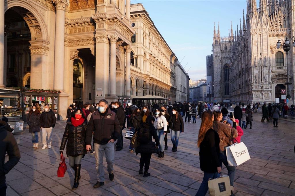 Shopping in centro a Milano: la Lombardia da lunedì sarà in zona arancione