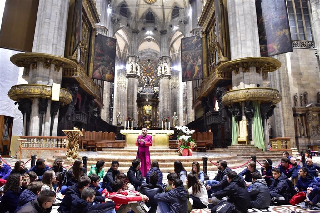 Cinque grandi temi e 14 tavoli per un confronto dal respiro sinodale: così sarà il 6 novembre prossimo. Nella foto: l'arcivescovo Delpini incontra i giovani in Duomo