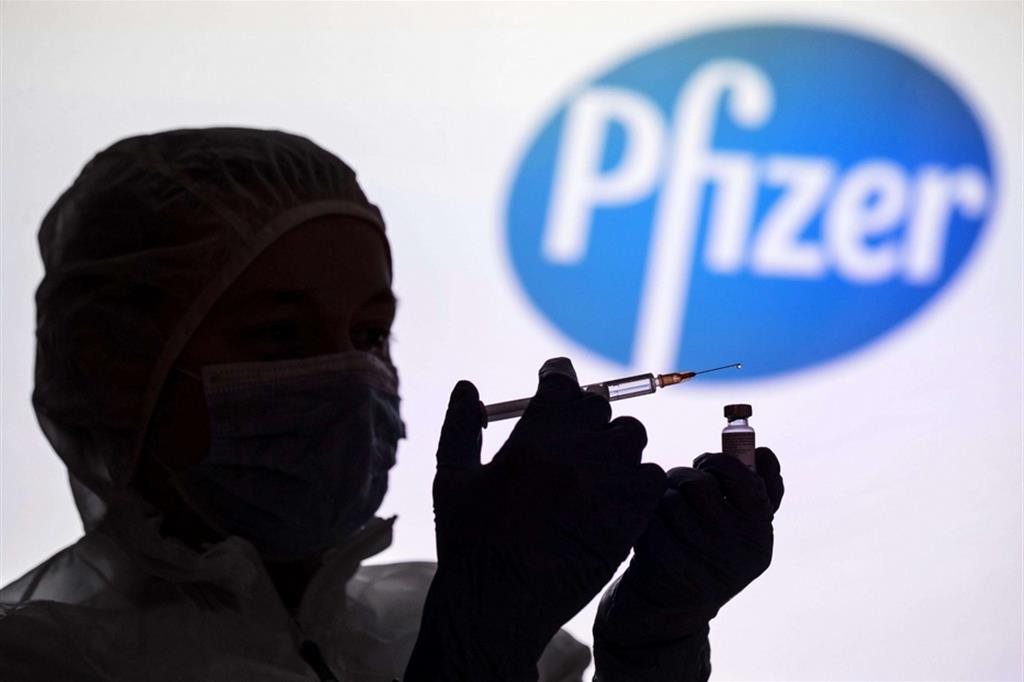 Vaccino, Pfizer rassicura l'Ue sui ritardi. E Orbán compra quello cinese