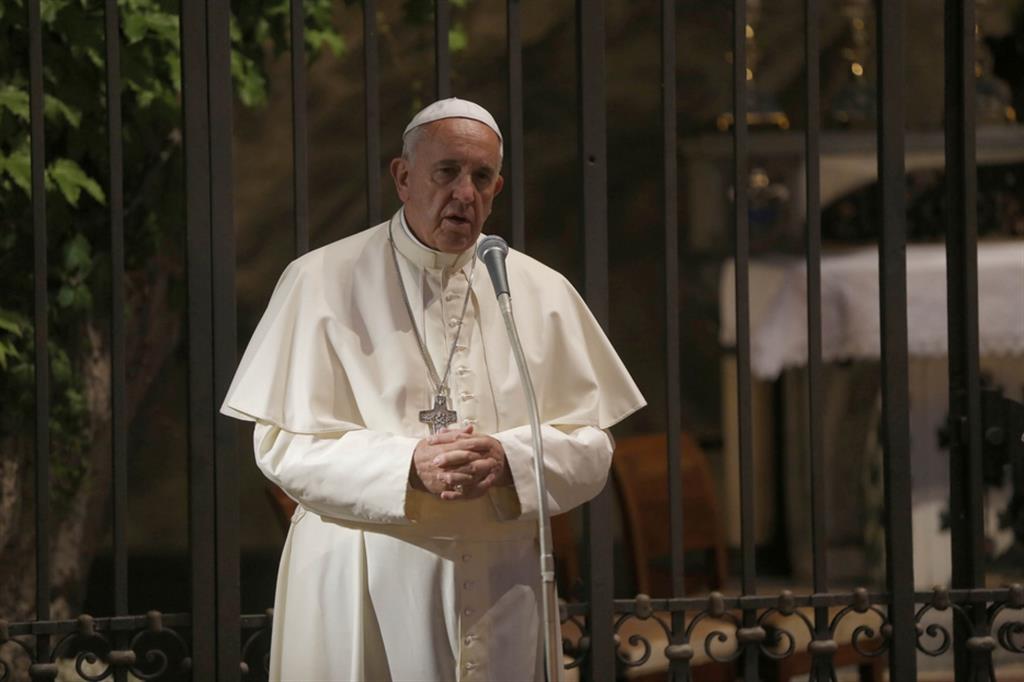 Papa Francesco guida la preghiera nei Giardini vaticani
