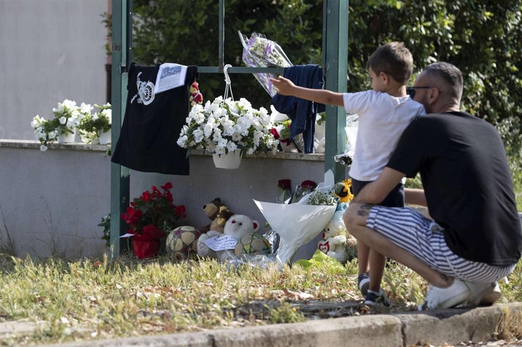 Mazzi di fiori sul luogo dove domenica sono stati uccisi i due bambini e l'anziano ad Ardea