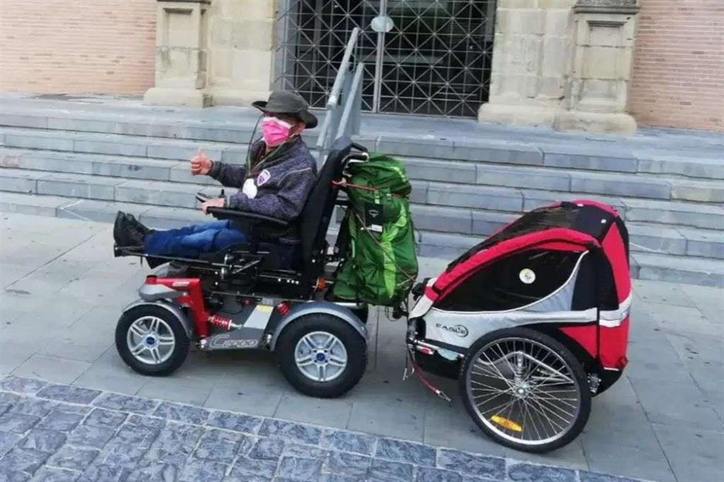Vittorio Russo, 70 anni, alla partenza del Cammino di Santiago con la sua carrozzina