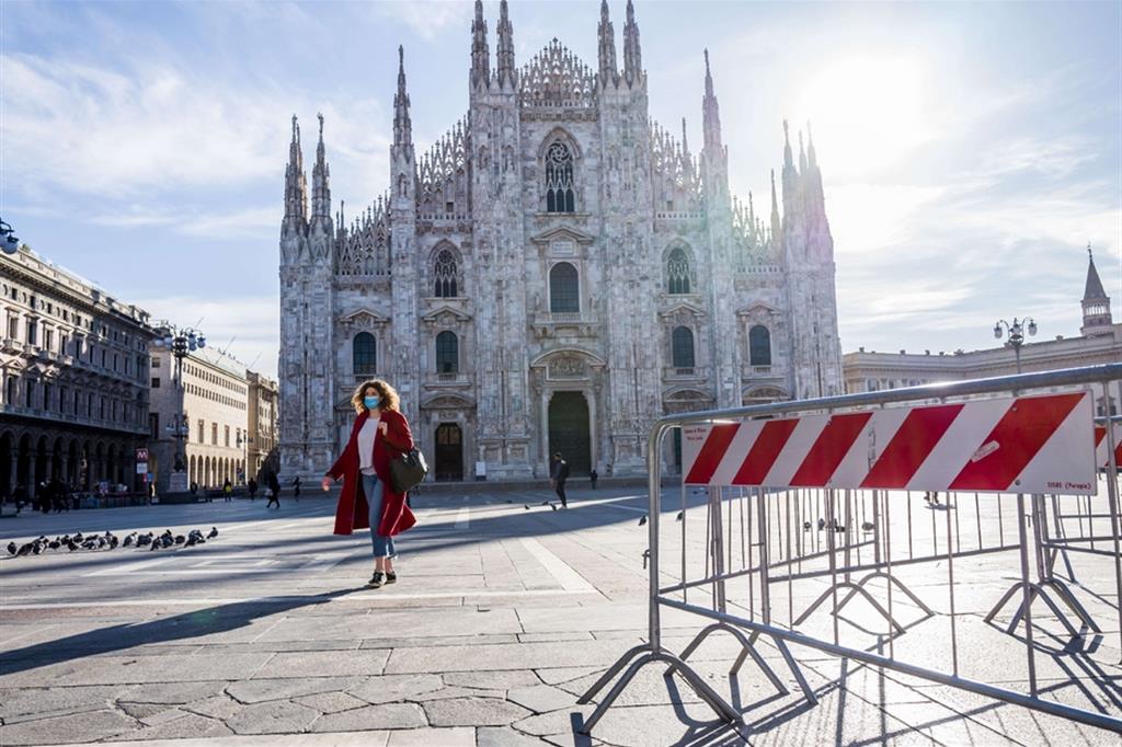 Italia in zona rossa. Un'immagine della piazza del Duomo a Milano